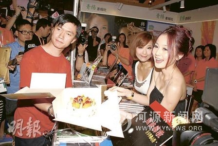 李蘊(yùn)生日性感現(xiàn)身書展周秀娜粉絲鄭智殷送蛋糕